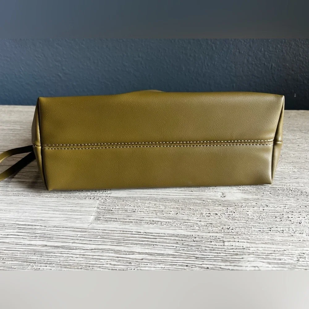 NWOT!!! Miztique Olive Wristlet Clutch
